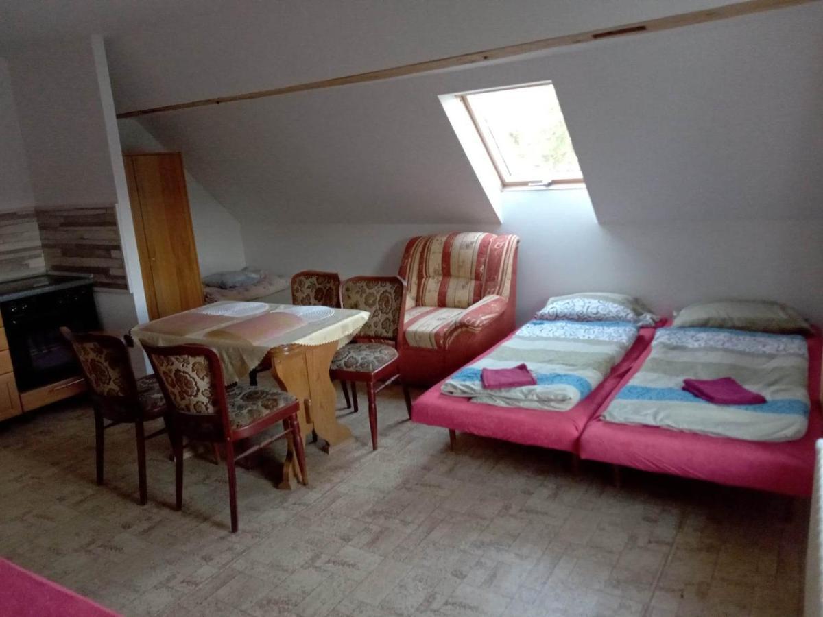 Apartman Police Nad Metujiアパートメント エクステリア 写真